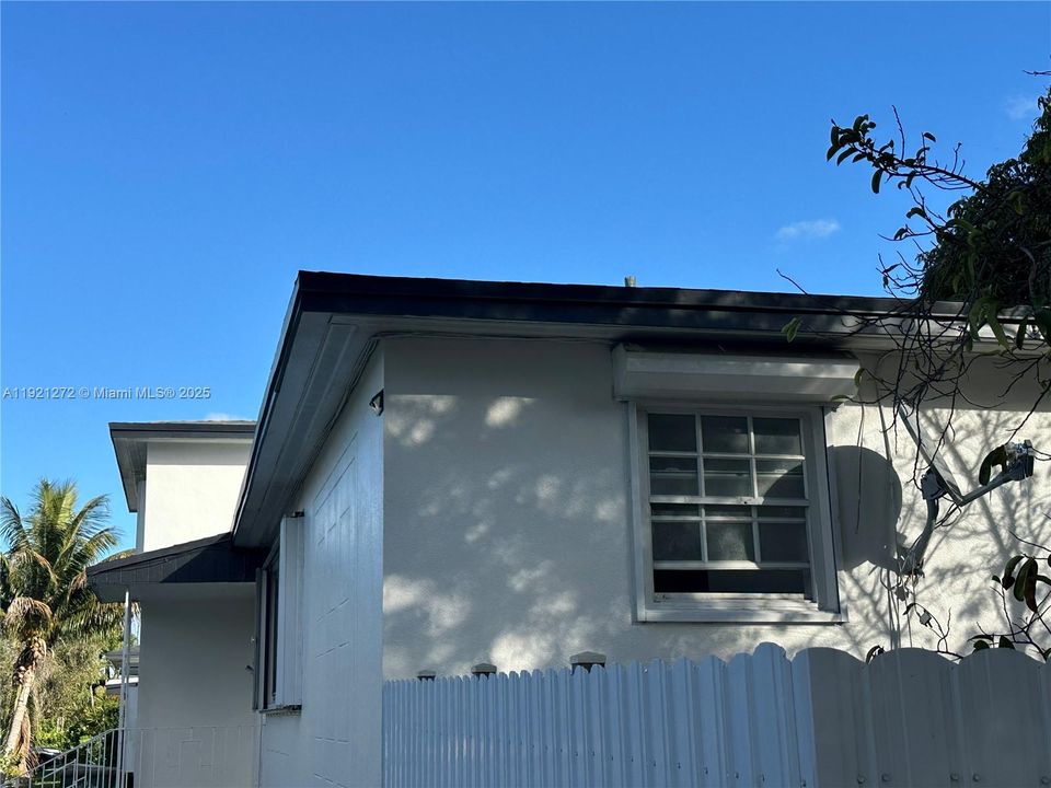 Active With Contract: $3,300 (3 beds, 2 baths, 1332 Square Feet)