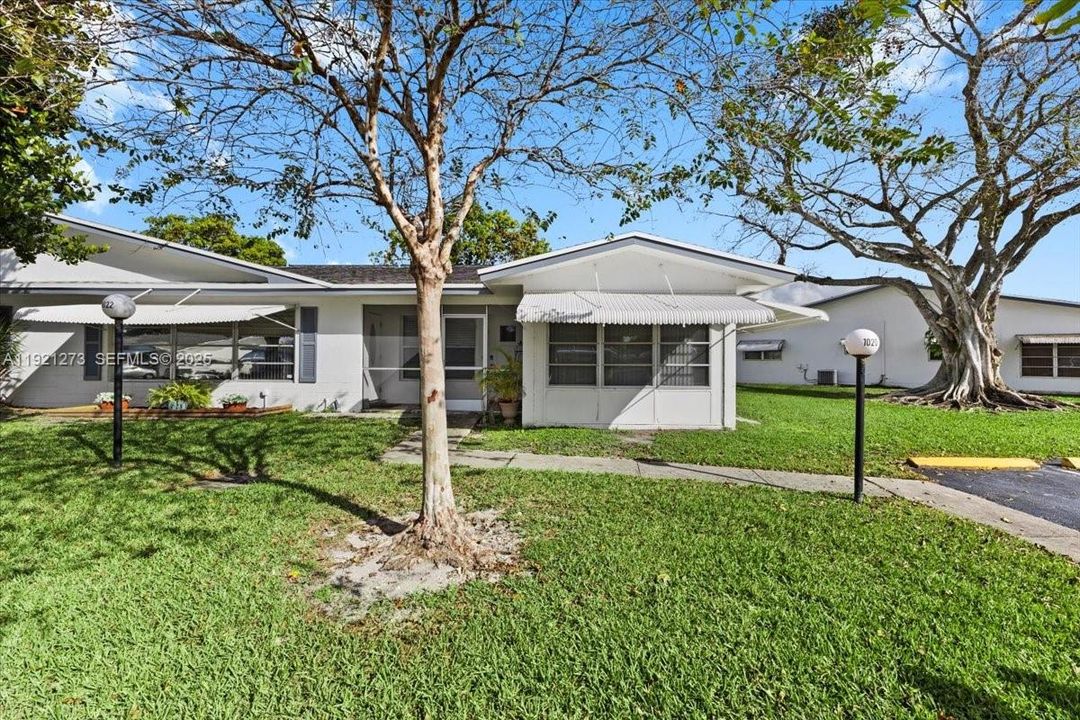 For Rent: $2,400 (2 beds, 2 baths, 1114 Square Feet)