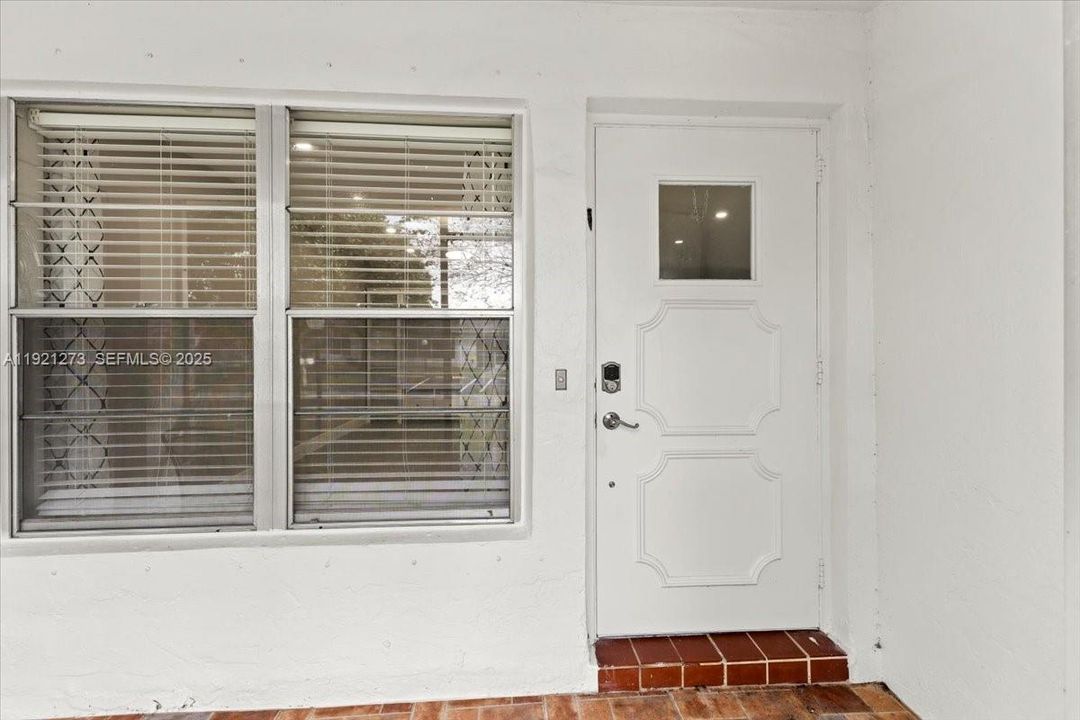 For Rent: $2,400 (2 beds, 2 baths, 1114 Square Feet)