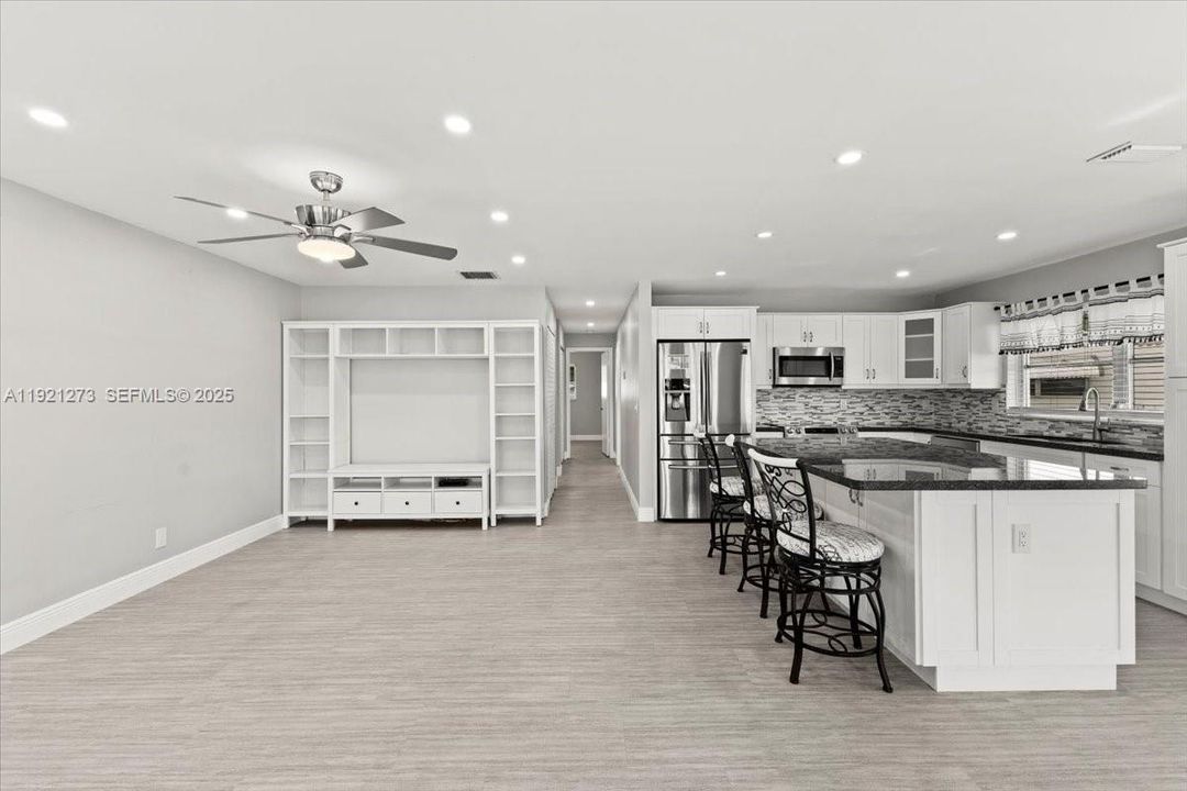 For Rent: $2,400 (2 beds, 2 baths, 1114 Square Feet)