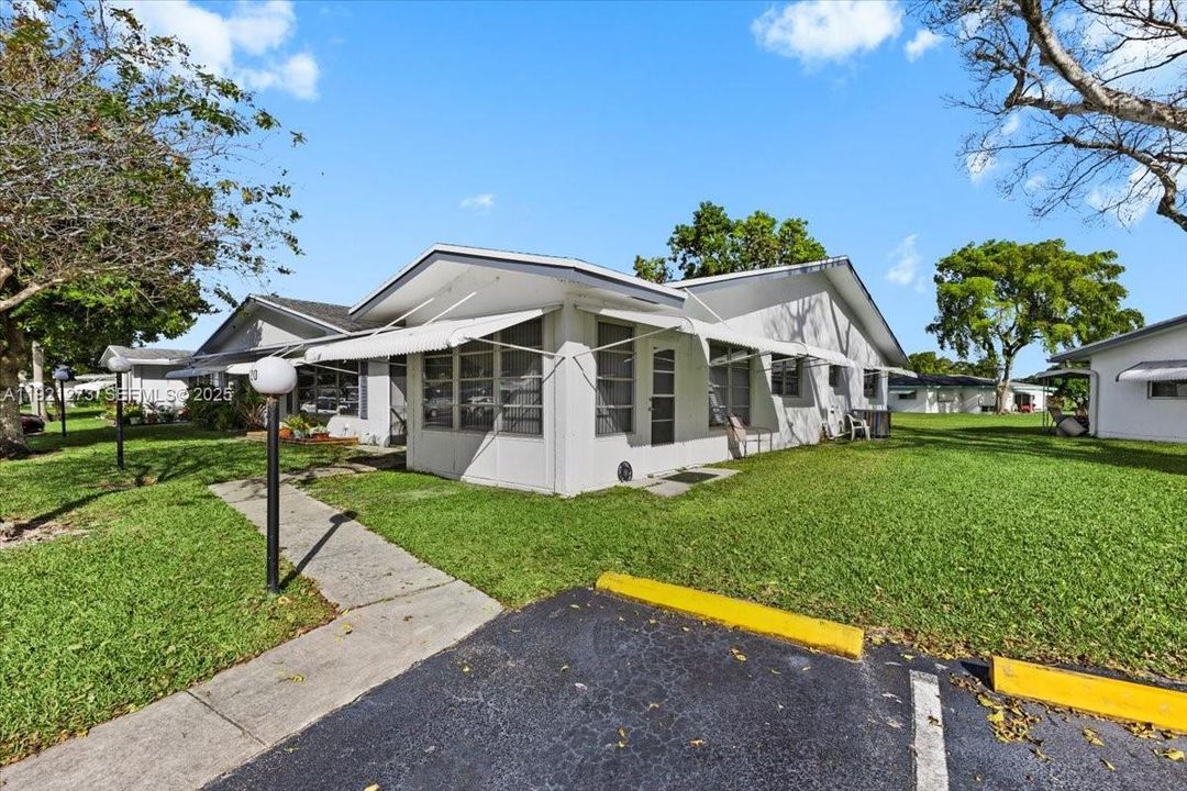 For Rent: $2,400 (2 beds, 2 baths, 1114 Square Feet)