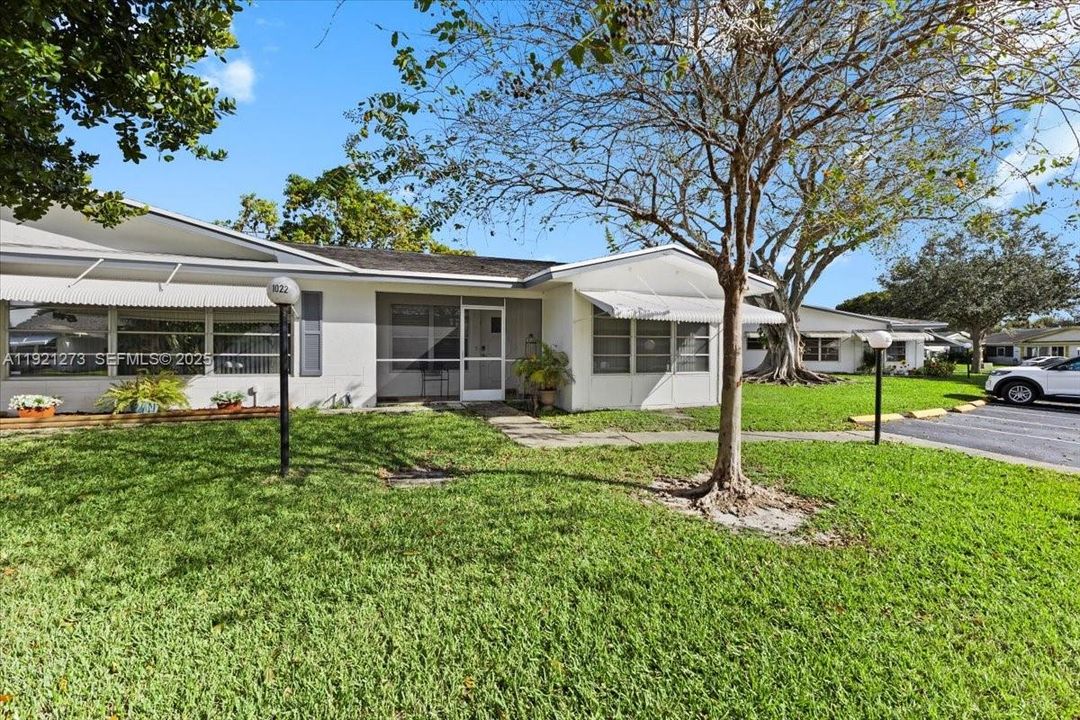 For Rent: $2,400 (2 beds, 2 baths, 1114 Square Feet)