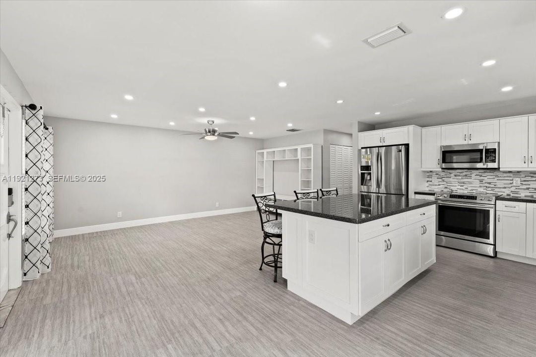 For Rent: $2,400 (2 beds, 2 baths, 1114 Square Feet)