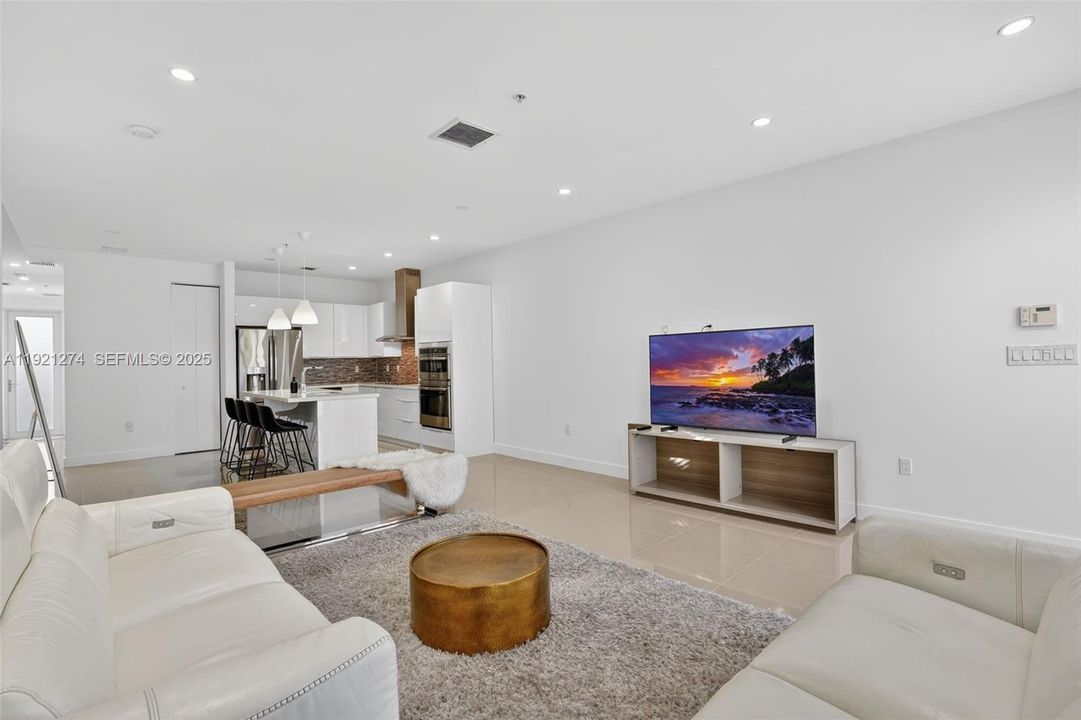 En Venta: $530,000 (3 camas, 2 baños, 1360 Pies cuadrados)