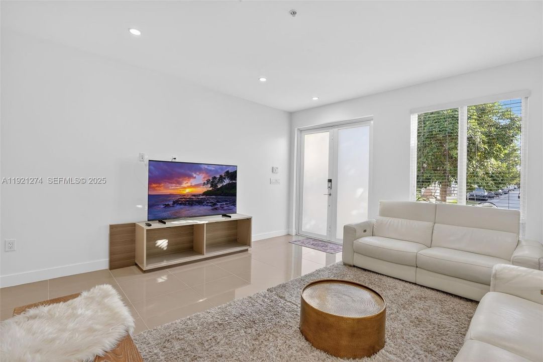 En Venta: $530,000 (3 camas, 2 baños, 1360 Pies cuadrados)