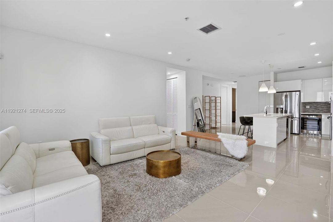 En Venta: $530,000 (3 camas, 2 baños, 1360 Pies cuadrados)