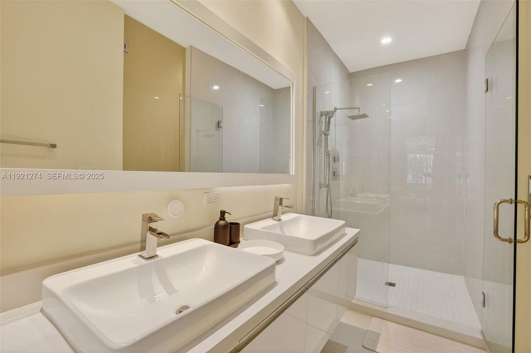 En Venta: $530,000 (3 camas, 2 baños, 1360 Pies cuadrados)