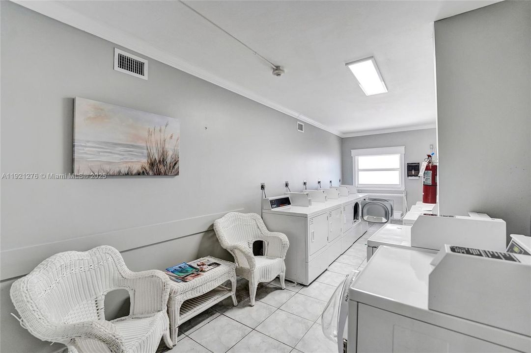 For Sale: $260,000 (1 beds, 1 baths, 960 Square Feet)