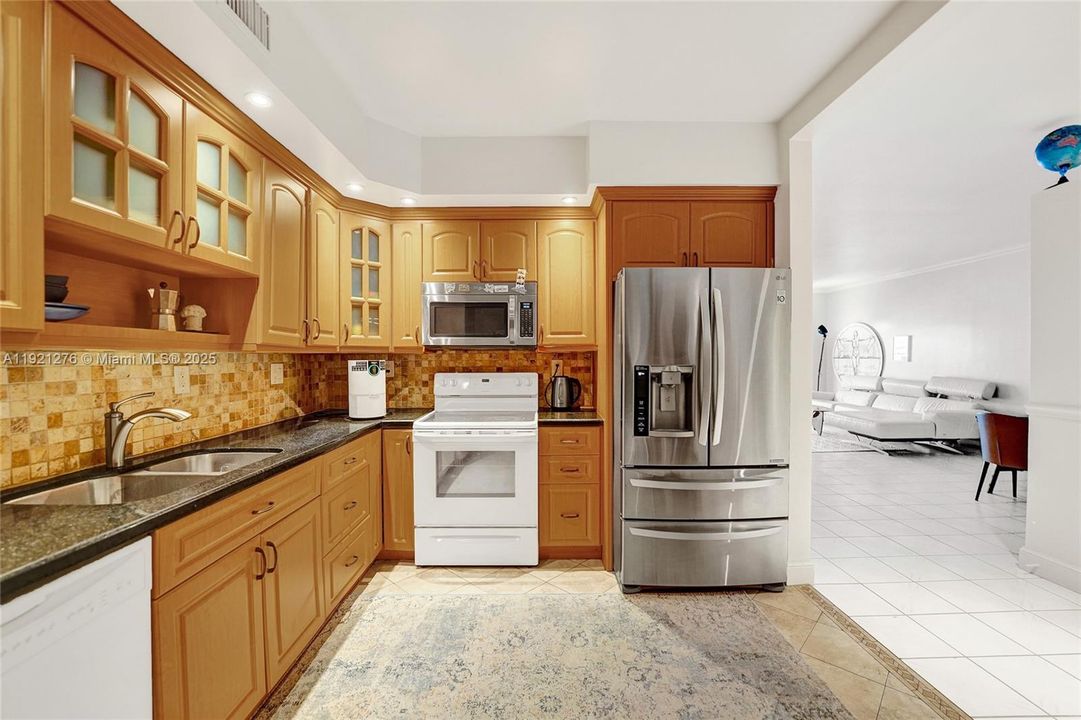 For Sale: $260,000 (1 beds, 1 baths, 960 Square Feet)