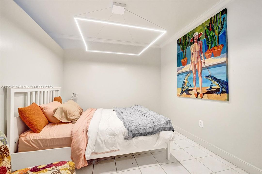 For Sale: $260,000 (1 beds, 1 baths, 960 Square Feet)