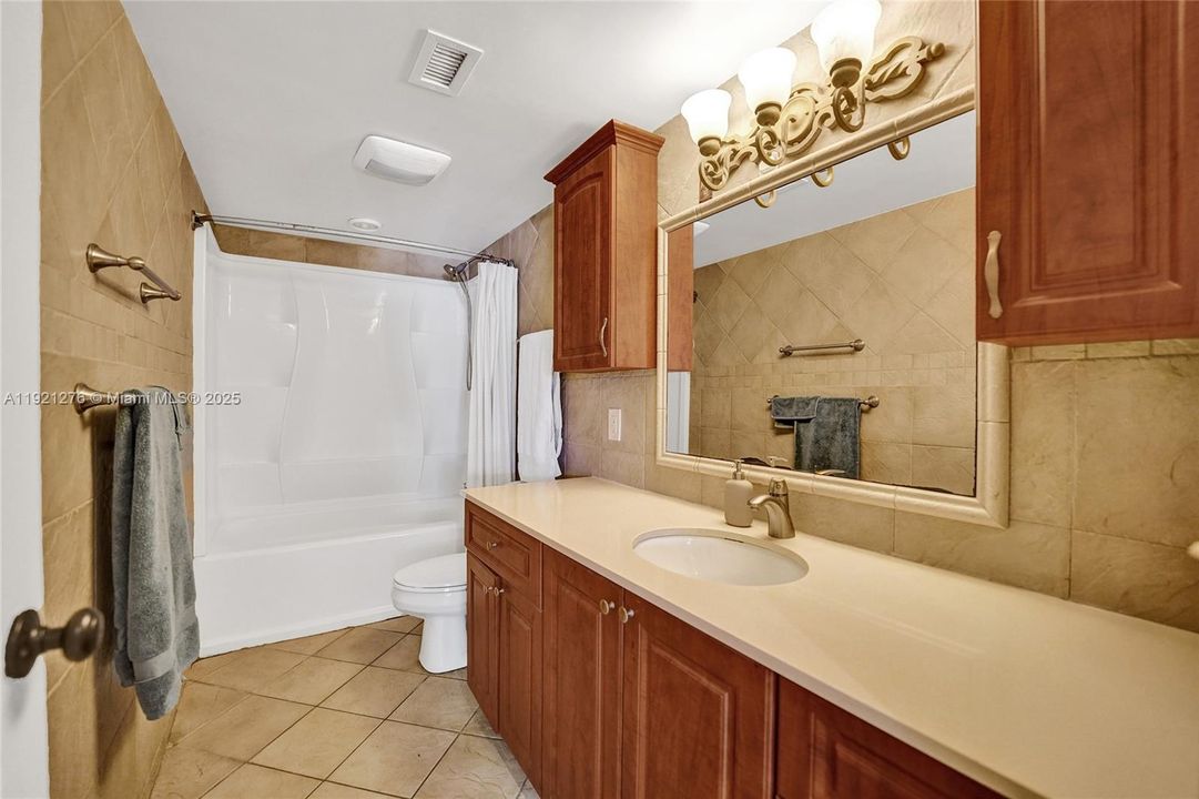 For Sale: $260,000 (1 beds, 1 baths, 960 Square Feet)