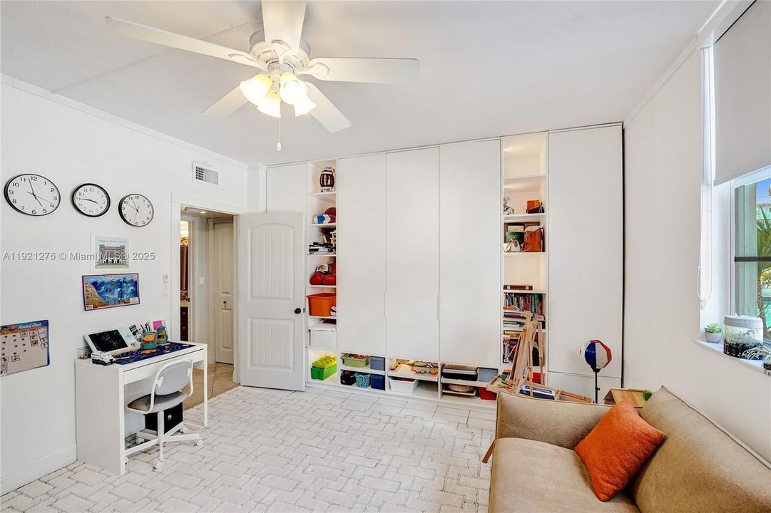 For Sale: $260,000 (1 beds, 1 baths, 960 Square Feet)