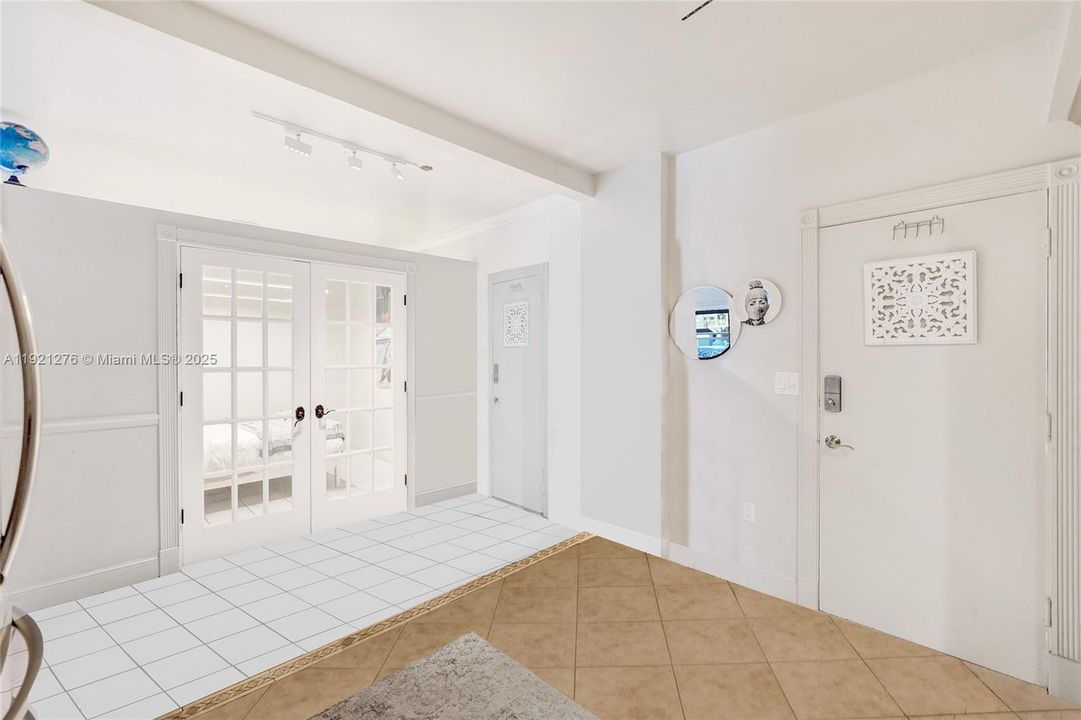 For Sale: $260,000 (1 beds, 1 baths, 960 Square Feet)