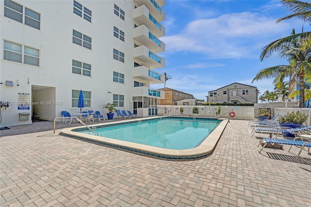 For Sale: $260,000 (1 beds, 1 baths, 960 Square Feet)