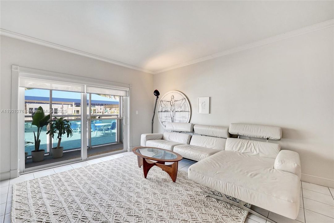 For Sale: $260,000 (1 beds, 1 baths, 960 Square Feet)