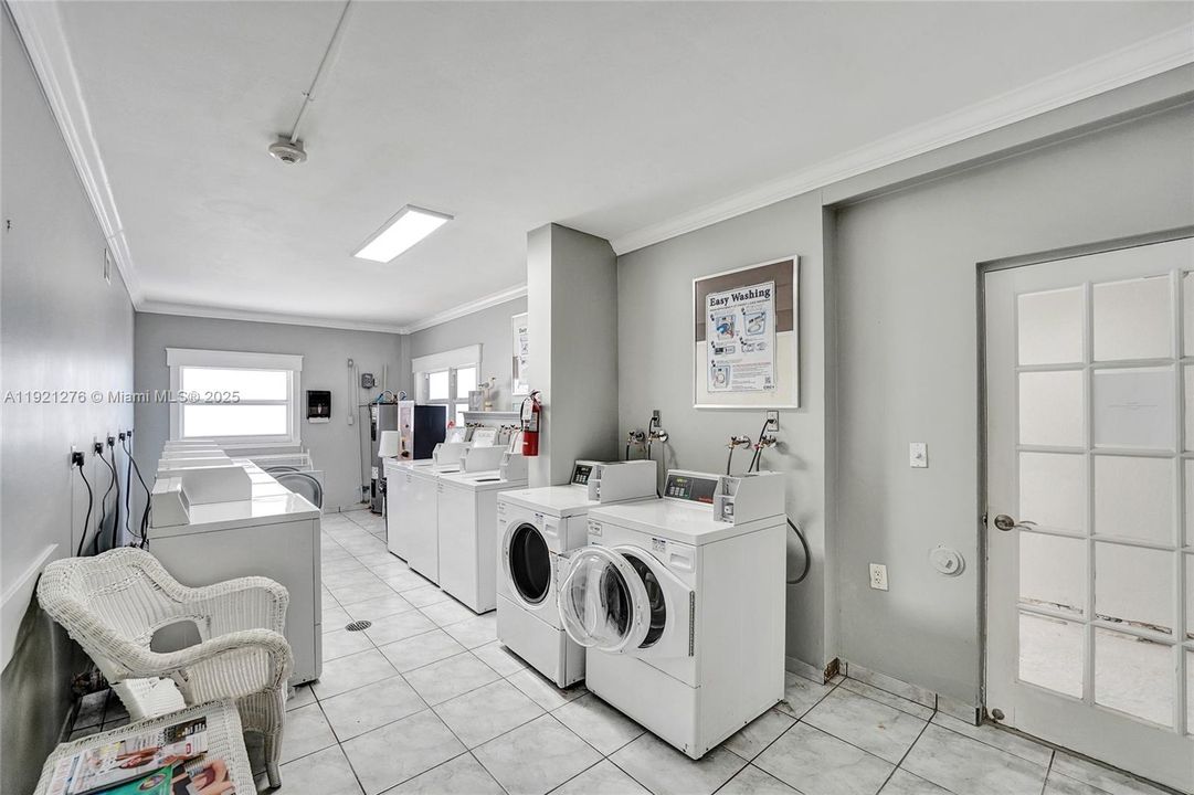 For Sale: $260,000 (1 beds, 1 baths, 960 Square Feet)