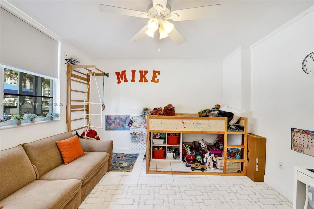 For Sale: $260,000 (1 beds, 1 baths, 960 Square Feet)