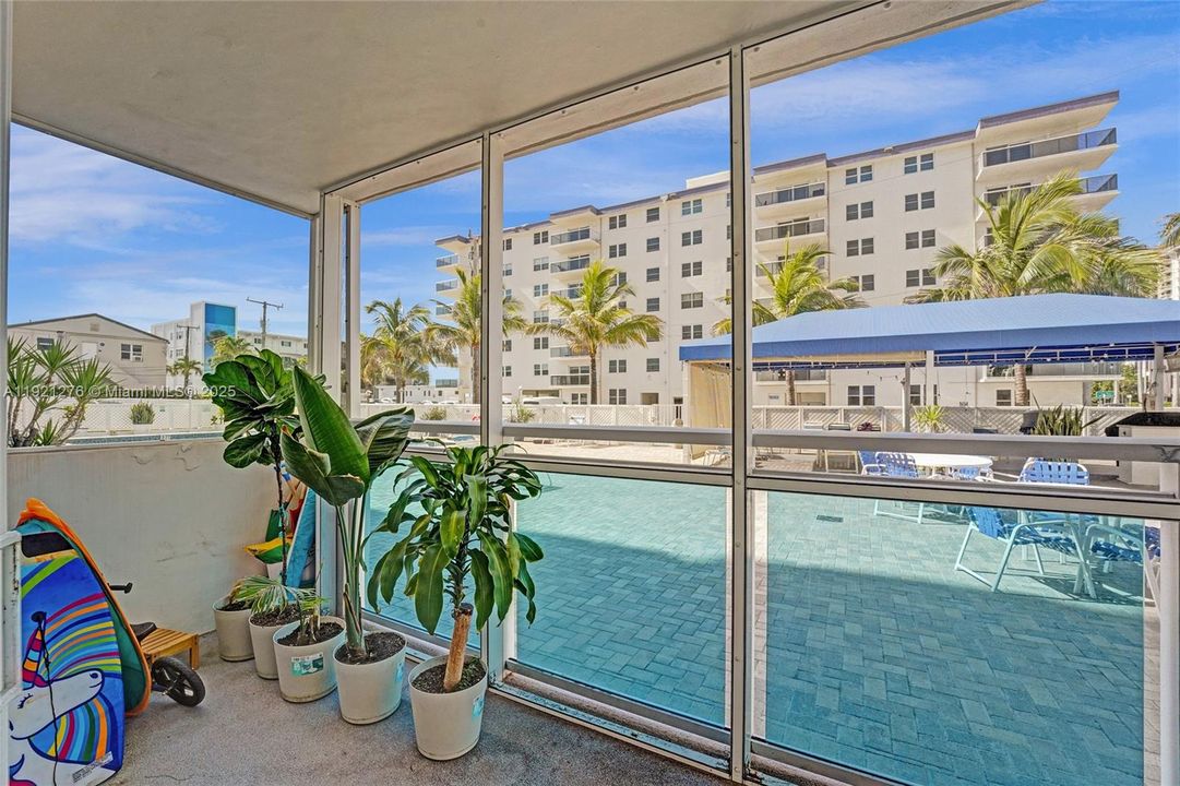 For Sale: $260,000 (1 beds, 1 baths, 960 Square Feet)