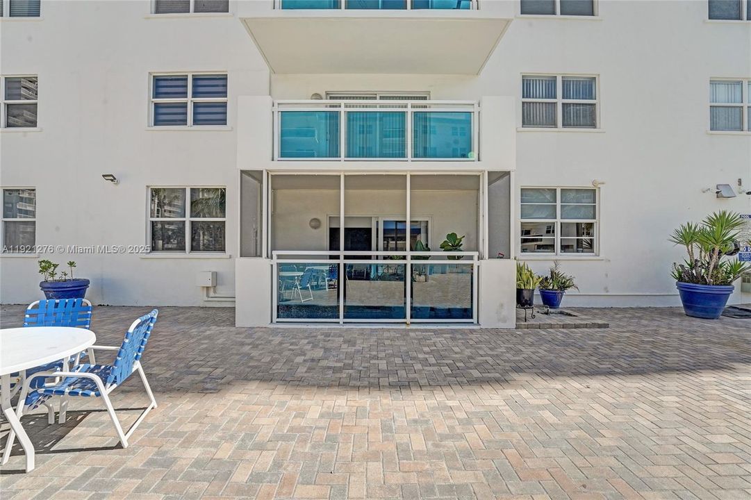 For Sale: $260,000 (1 beds, 1 baths, 960 Square Feet)