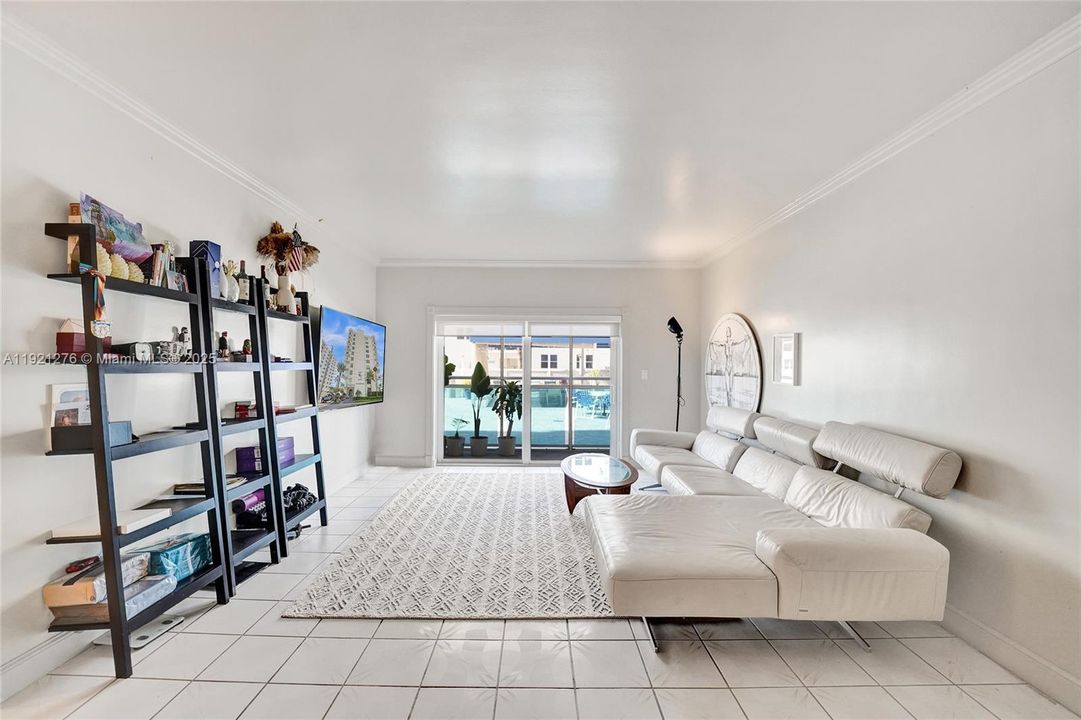 For Sale: $260,000 (1 beds, 1 baths, 960 Square Feet)