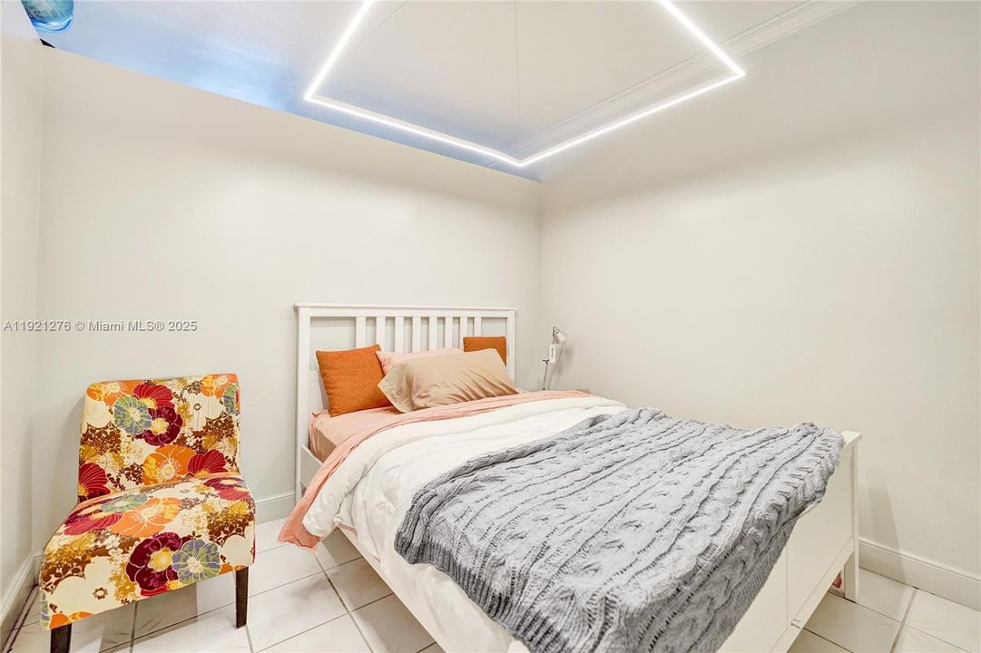 For Sale: $260,000 (1 beds, 1 baths, 960 Square Feet)