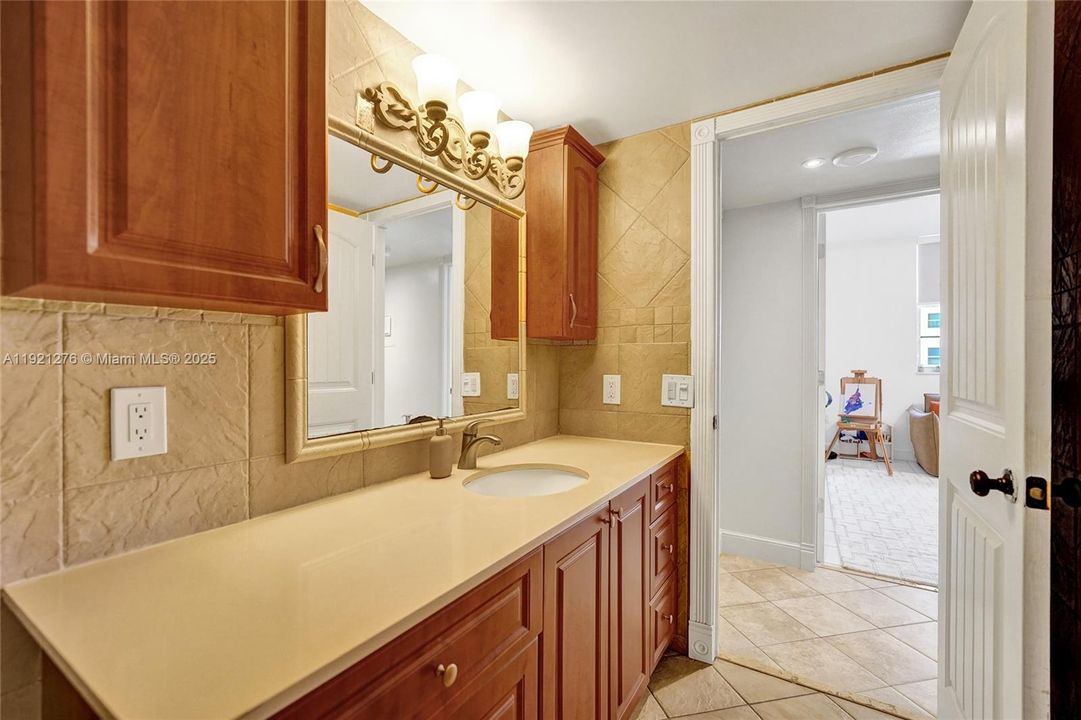 For Sale: $260,000 (1 beds, 1 baths, 960 Square Feet)