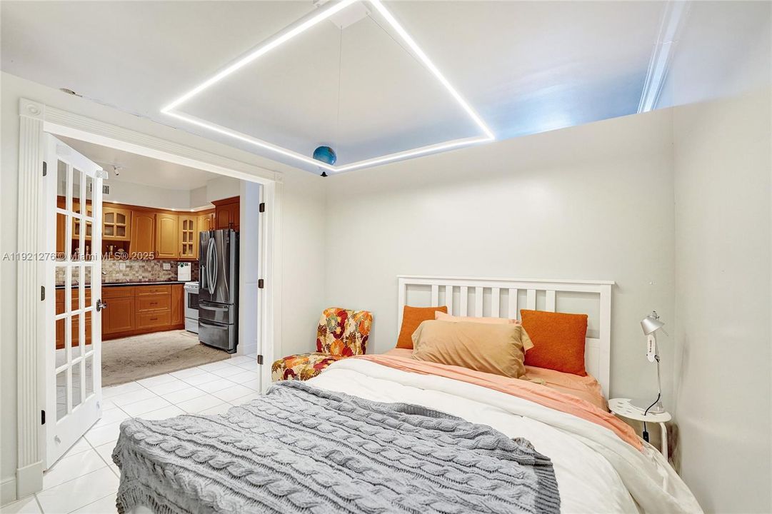 For Sale: $260,000 (1 beds, 1 baths, 960 Square Feet)