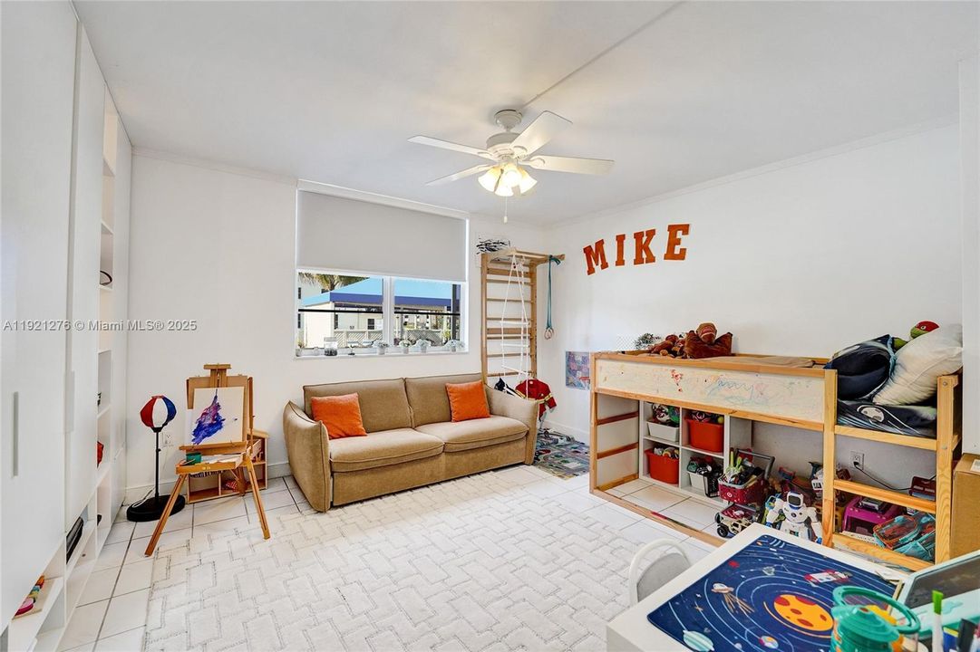For Sale: $260,000 (1 beds, 1 baths, 960 Square Feet)