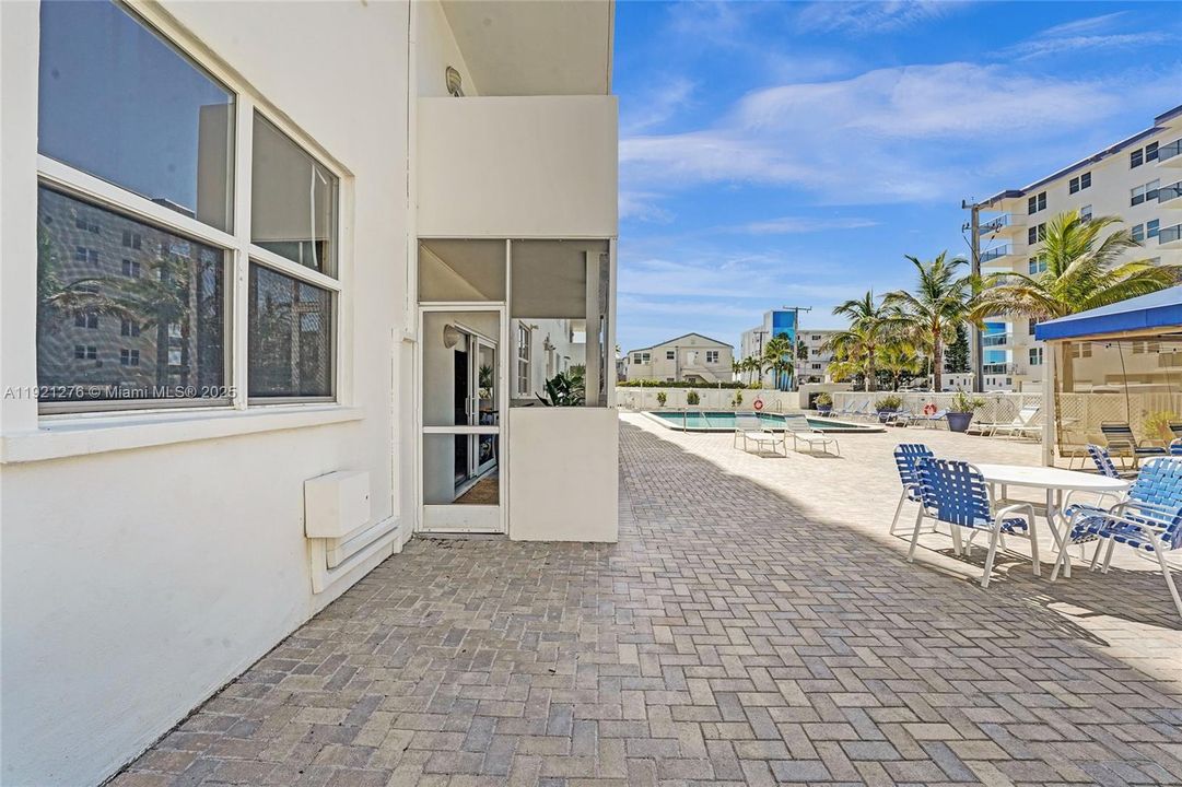 For Sale: $260,000 (1 beds, 1 baths, 960 Square Feet)