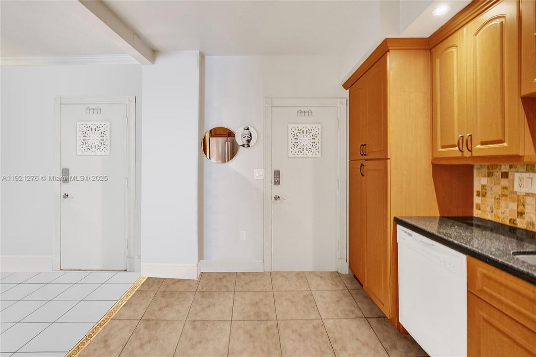 For Sale: $260,000 (1 beds, 1 baths, 960 Square Feet)