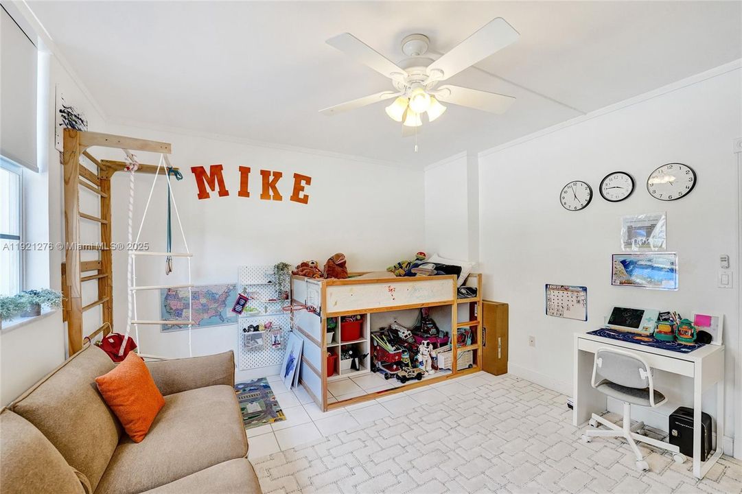 For Sale: $260,000 (1 beds, 1 baths, 960 Square Feet)