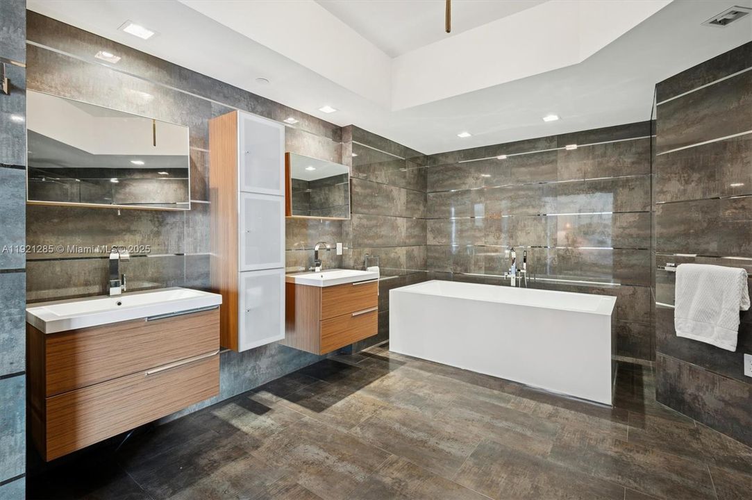 For Sale: $2,350,000 (3 beds, 3 baths, 3200 Square Feet)