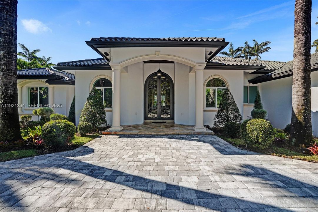 For Sale: $3,799,000 (5 beds, 6 baths, 4496 Square Feet)