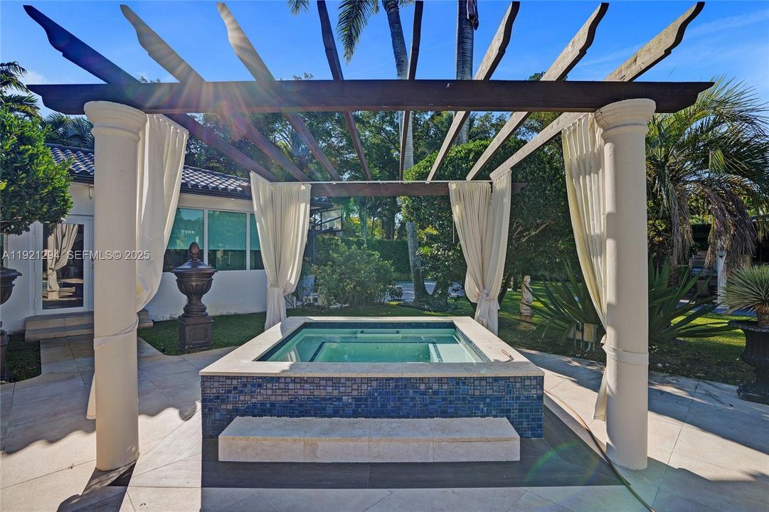 For Sale: $3,799,000 (5 beds, 6 baths, 4496 Square Feet)