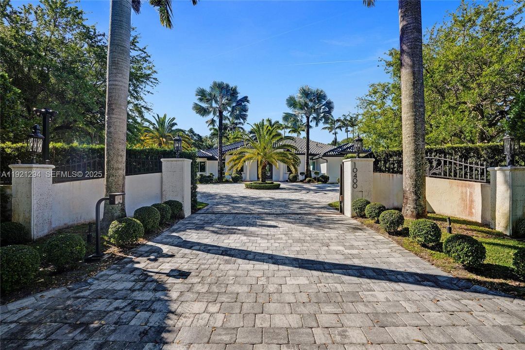 For Sale: $3,799,000 (5 beds, 6 baths, 4496 Square Feet)