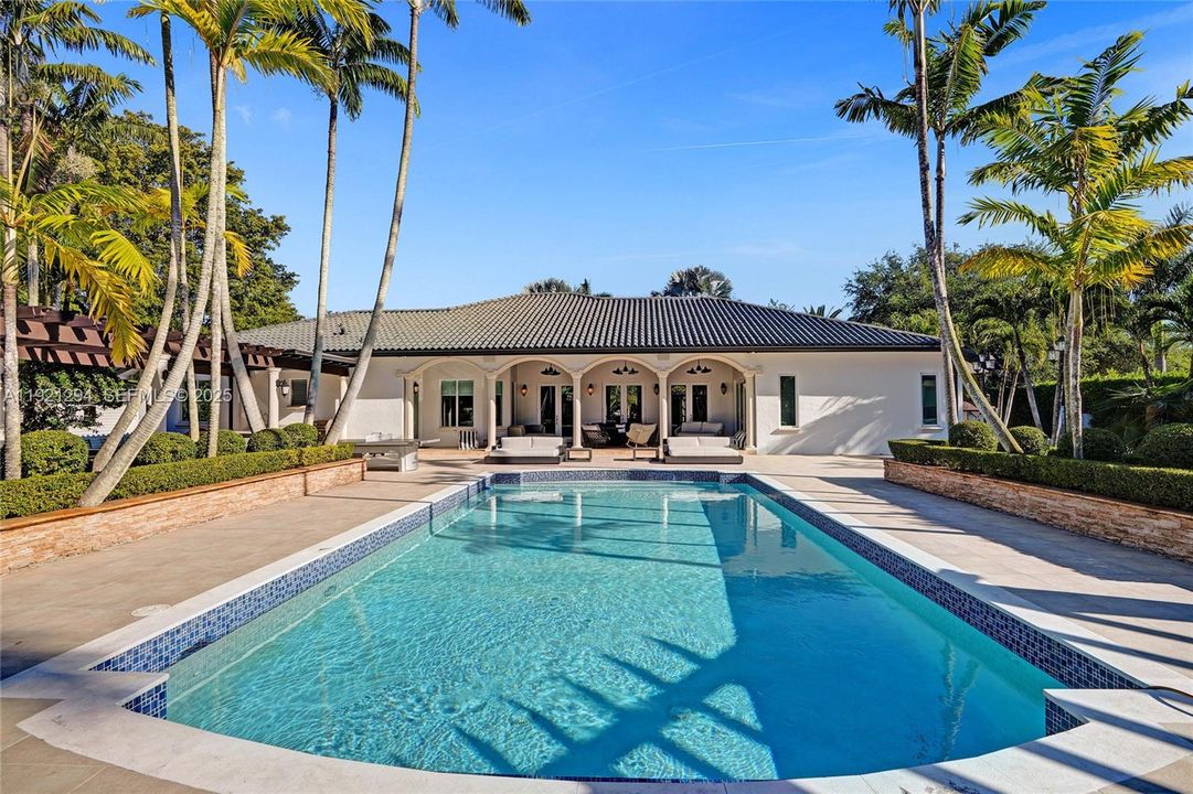 For Sale: $3,799,000 (5 beds, 6 baths, 4496 Square Feet)