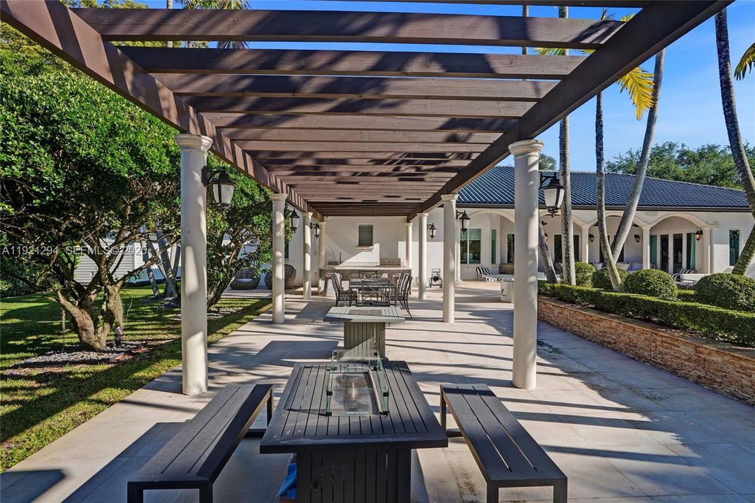 For Sale: $3,799,000 (5 beds, 6 baths, 4496 Square Feet)