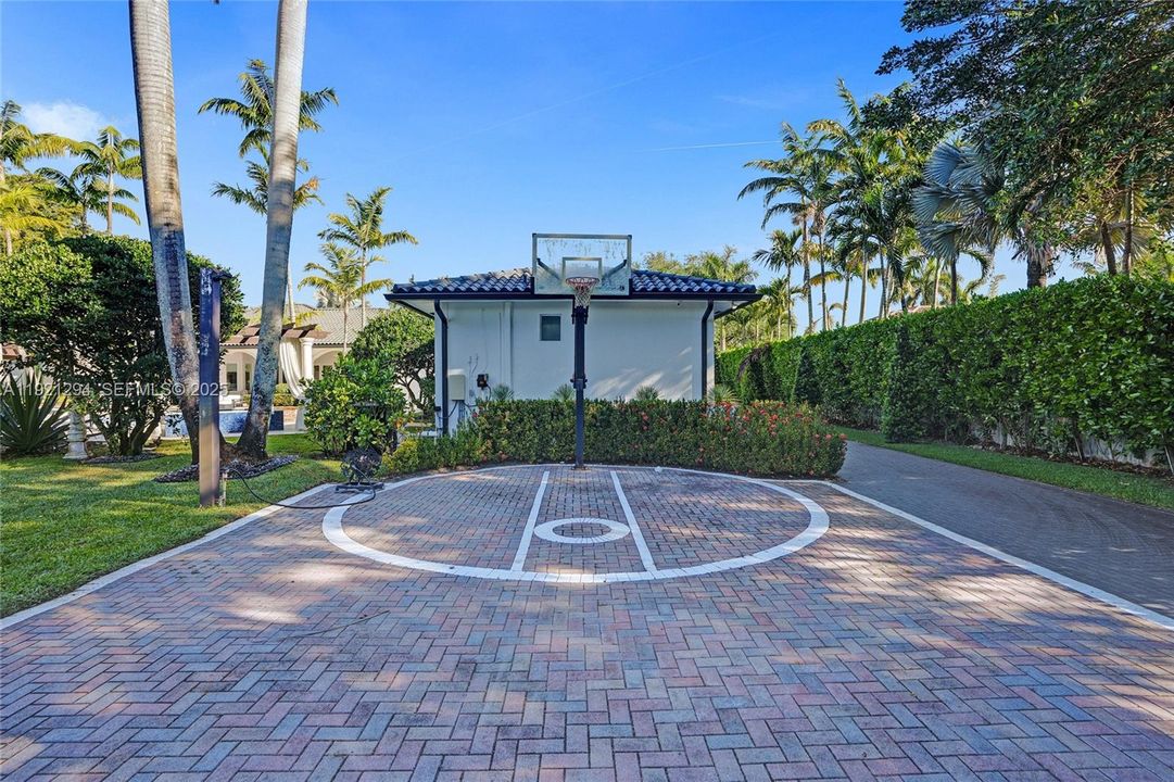 For Sale: $3,799,000 (5 beds, 6 baths, 4496 Square Feet)