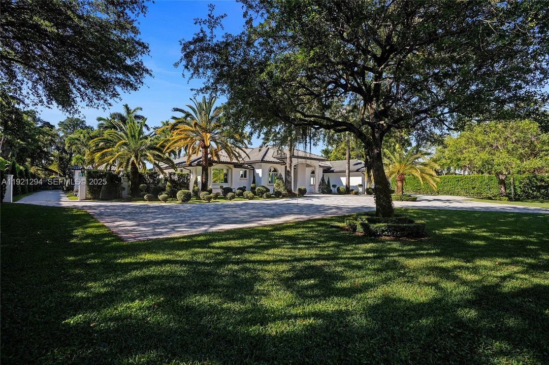 For Sale: $3,799,000 (5 beds, 6 baths, 4496 Square Feet)
