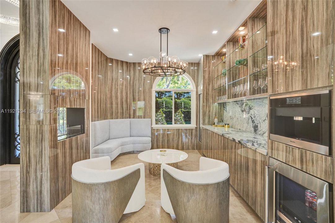 For Sale: $3,799,000 (5 beds, 6 baths, 4496 Square Feet)