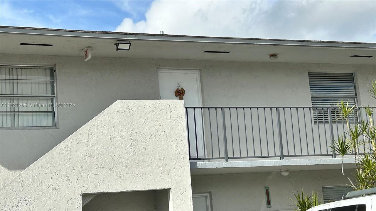 For Sale: $265,000 (2 beds, 1 baths, 820 Square Feet)