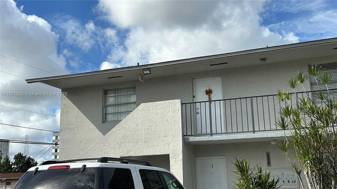 For Sale: $265,000 (2 beds, 1 baths, 820 Square Feet)