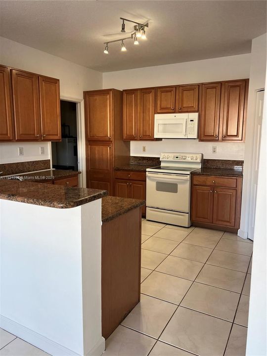 В аренду: $3,900 (3 спален, 2 ванн, 2104 Квадратных фут)