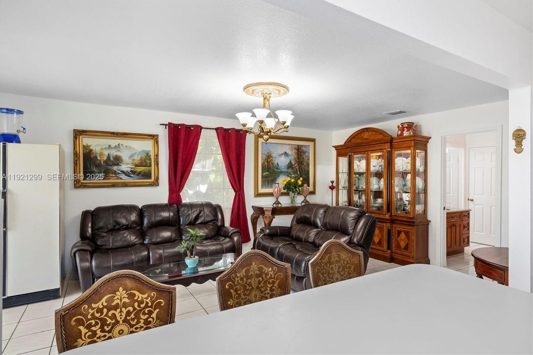 待售: $989,900 (4 贝兹, 2 浴室, 2010 平方英尺)