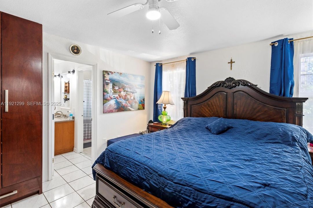 待售: $989,900 (4 贝兹, 2 浴室, 2010 平方英尺)