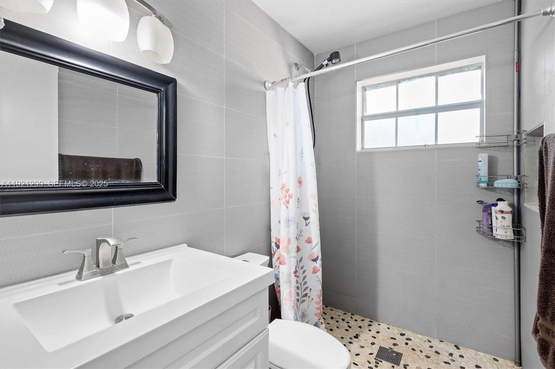 待售: $989,900 (4 贝兹, 2 浴室, 2010 平方英尺)