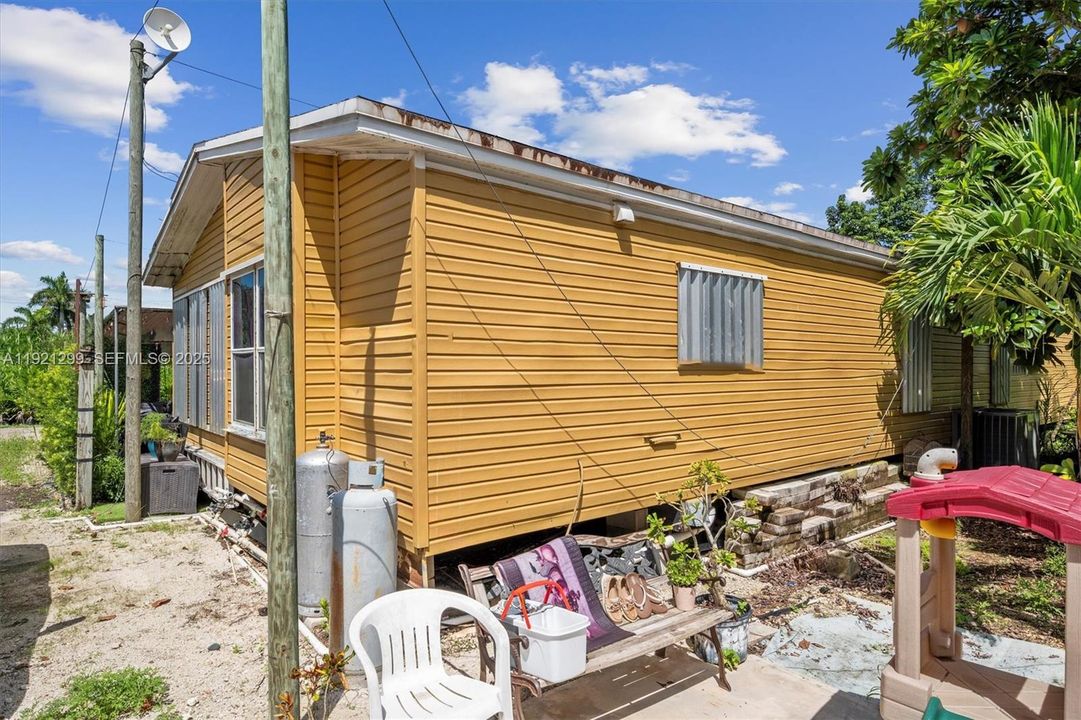 待售: $989,900 (4 贝兹, 2 浴室, 2010 平方英尺)