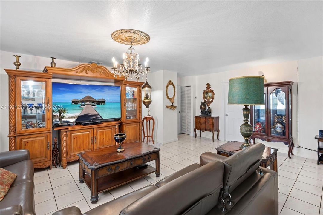 待售: $989,900 (4 贝兹, 2 浴室, 2010 平方英尺)