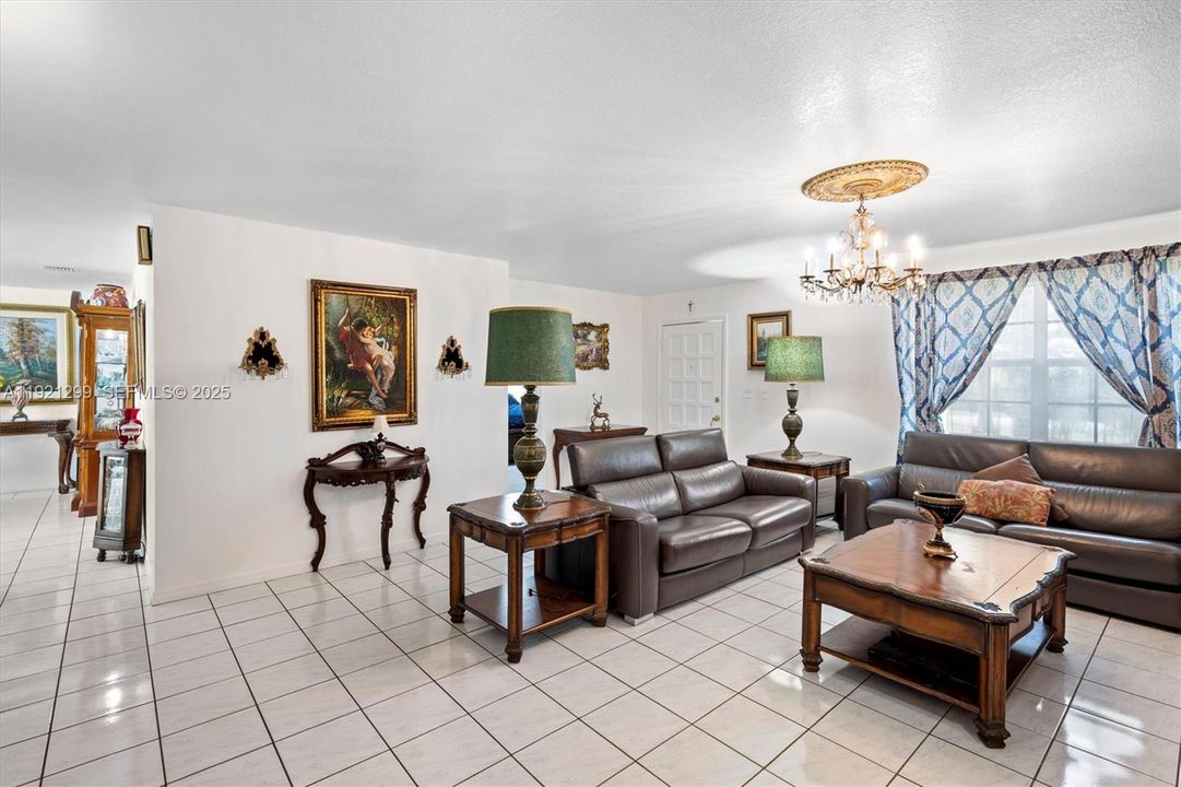 待售: $989,900 (4 贝兹, 2 浴室, 2010 平方英尺)