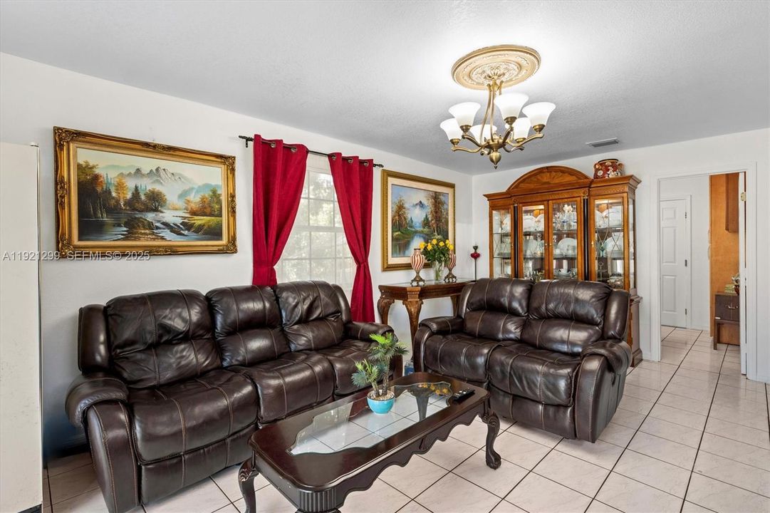 待售: $989,900 (4 贝兹, 2 浴室, 2010 平方英尺)